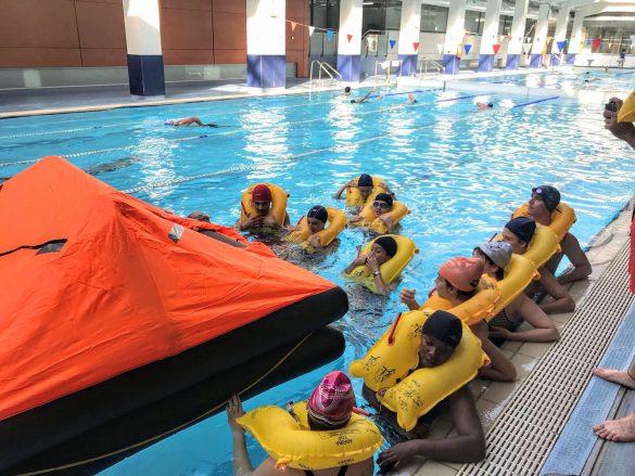 Curso en piscina ejercicios de balsa de salvamento